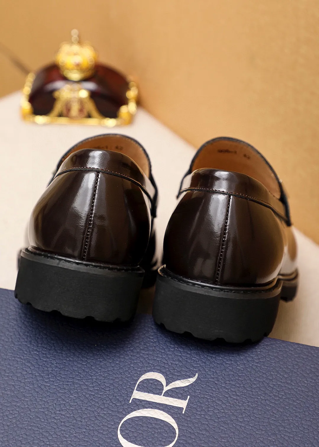 Men's shoes 💰460 💐 Product trademark: Dior "Dior" casual leather shoes Regular size: 39-44 (38.45🉑️customized) Product materials: Selected Italian imported first-layer open-edge beaded cowhide upper + classic hardware buckle, imported water-dyed cowhide lining. Strong three-dimensional visual effect, foam outsole Color: 2⃣️colors available